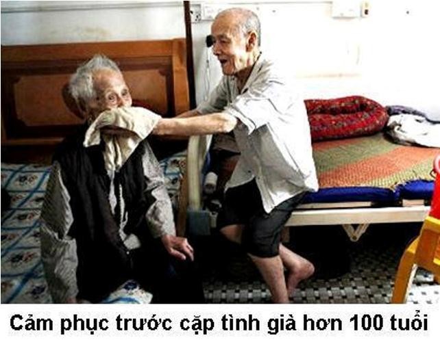 Một hình ảnh gây xúc động khác làm xôn xao cộng đồng facebook là hình ảnh ông cụ hơn 100 tuổi chăm sóc người vợ già của mình.