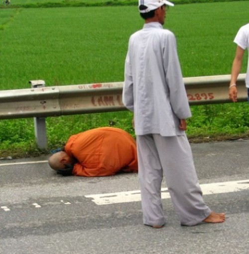 Hình ảnh khổ hạnh của nhà sư khi đi qua địa phận tỉnh Bắc Ninh.