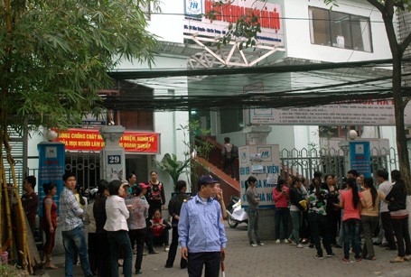 Hình ảnh người nhà bà Tưởng bao vây bệnh viện sáng 14/11/2012.
