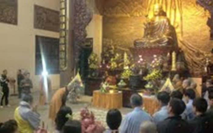 Hình ảnh Đại đức Thích Tâm Mẫn đang hành lễ tại Đại Hùng Bảo Điện - Thiền viện Trúc Lâm Yên Từ (Quảng Ninh)