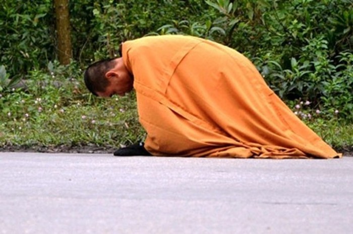Trên đường nhất bộ nhất bái, nhà sư “Nhất bộ nhất bái” đã có những buổi thuyết giảng Phật pháp tại một số chùa như: chùa Giai Lam (Hà Tĩnh) ngày 30-10-2011, chùa Mậu Chữ (Hà Nam) ngày 24-6-2012 …