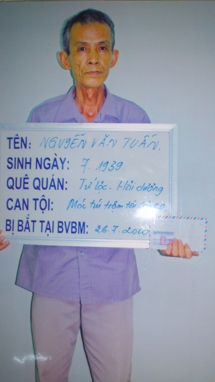 Ông Nguyễn Văn Tuấn ở Tứ Lộc, Hải Dương là một người câm - một trường hợp vừa đáng thương, vừa đáng trách mà Đội bảo vệ bệnh viện gặp phải.