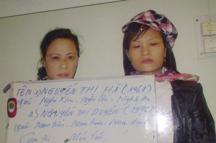 Hình ảnh của cặp móc túi đến từ Nam Đinh và Nghệ An. Theo thông tin từ Đội bảo vệ Bệnh viện Bạch Mai, hai người phụ nữ này đã kết hợp với nhau rất ăn ý và thực hiện trót lọt nhiều vụ móc túi người đến khám bệnh.