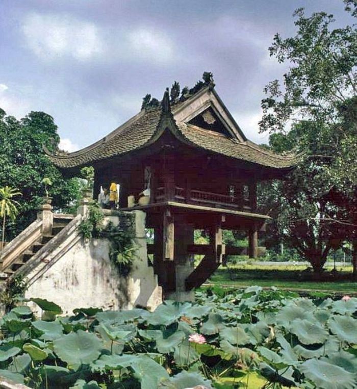 Nét rêu phong, cổ kính của chùa Một Cột.