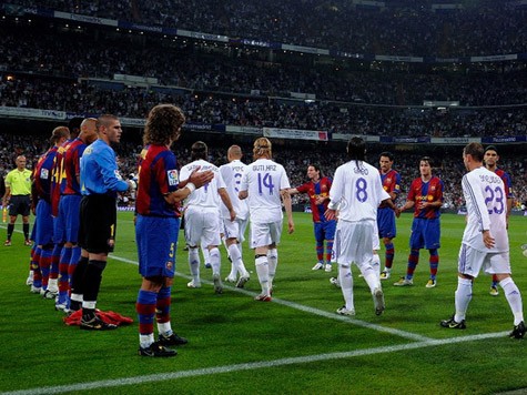 Cầu thủ Barca xếp thành đoàn quân danh dự chào nhà vô địch Real tháng 5/2008.