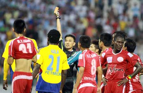 CĐV Hải Phòng đã hành hung trọng tài Võ Minh Trí bởi cho rằng ông đã xử “ép” đội bóng của họ trên sân Cao Lãnh.
