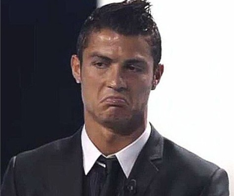 Ronaldo ức chế vì bị so sánh với Messi