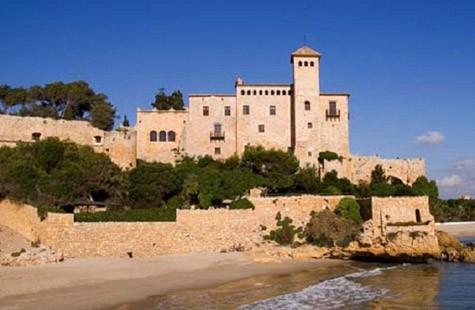 Đám cưới của cầu thủ xuất sắc nhất EURO 2012 được tổ chức tại lâu đài Tamarit, trên bờ biển Địa Trung Hải.