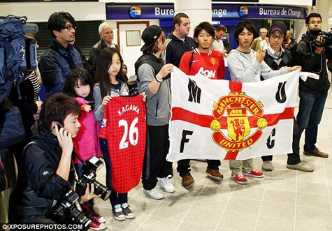 Kagawa được chào đón ở sân bay Manchester