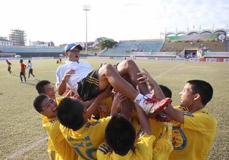 Các cầu thủ đang tung hô HLV Ngô Quang Trường