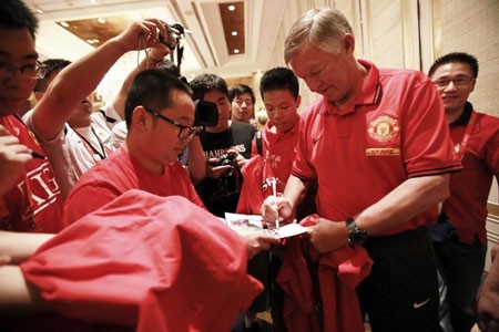 Alex Ferguson bị CĐV vây kín tại sảnh khách sạn Park Hyatt Thượng Hải