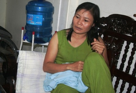 Chị Lê Thị Hằng kể lại vụ việc với phóng viên.