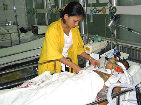 Thanh Ngời trên giường điều trị tại bệnh viện Xanh Pôn tháng 3/2003 (Ảnh: Vietnamnet)
