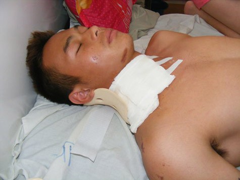 Tuyển thủ Bùi Xuân Hiếu đang được bố chăm sóc tại bệnh viện đa khoa tỉnh Bình Định (Ảnh: Nghĩa Bình)