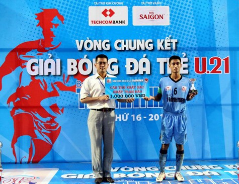 Võ Minh Tuấn (6) lần thứ 2 được bầu chọn là cầu thủ xuất sắc nhất trận - Ảnh: Khả Hòa