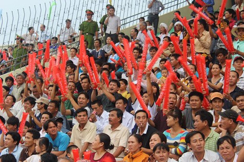 Cổ động viên Ninh Thuận ủng hộ đội nhà rất cuồng nhiệt - Ảnh: Khả Hòa