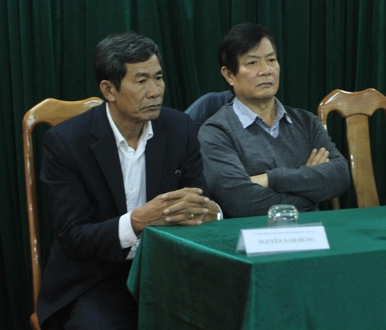 Chủ tịch Hội đồng HLV QG Nguyễn Sỹ Hiển (bên phải) thừa nhận thất bại của ĐT Việt Nam có phần lỗi của Hội đồng HLV