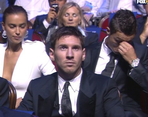 Messi có thể nhận được tin nhắn hỏi thăm từ Ronaldo (ngồi sau) - Ảnh Getty