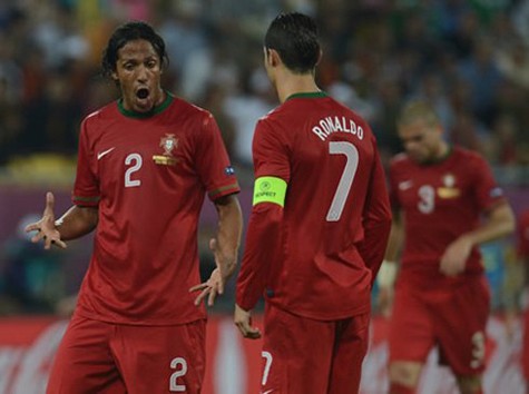 Ronaldo và đồng đội Bruno Alves trong màu áo tuyển Bồ Đào Nha.
