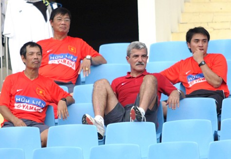 HLV Đức Thắng (phải) từng có thời gian rất dài làm trợ lý cho HLV Calisto ở cả ĐT Việt Nam cũng như ĐT U23 Việt Nam. Ảnh: TUV