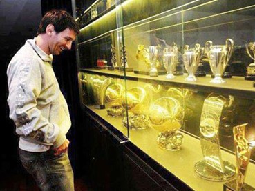 Leo Messi và tủ đựng danh hiệu đồ sộ