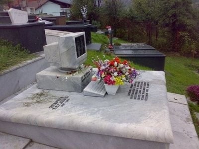 Ngôi mộ độc đáo của một fans cuồng máy tính.