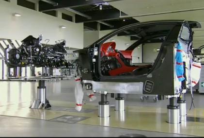 Đối với Veyron, mẫu siêu xe có sản lượng hạn chế, sản xuất thủ công là một giải pháp khôn ngoan.