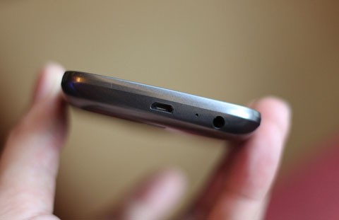 Galaxy Nexus có giắc cắm tai nghe phía dưới, khác với nhiều bản Galaxy đặt trên đỉnh. Bên cạnh đó, còn có cổng microUSB và mic