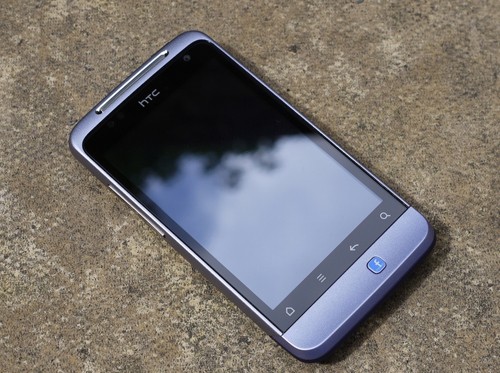 2. HTC Salsa Thiết kế vỏ nhôm nguyên khối và đường nét khá giống với model Legend cũng của HTC. Tuy nhiên, máy có màn hình cảm ứng lớn hơn, 3,4 inch thay vì 3,2 inch như ở Legend