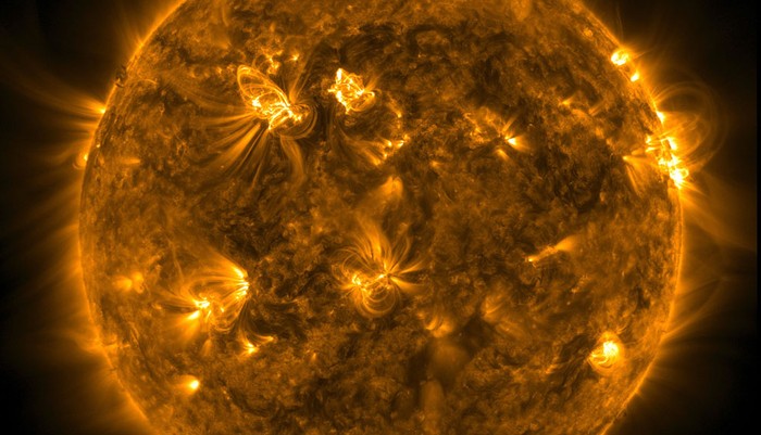 Một bức ảnh chụp mặt trời ngày 07/03/2012, nhìn qua bước sóng tia cực tím bởi bộ phận chụp ảnh khí quyển đặt trên tàu thăm dò mặt trời SDO của NASA. Các đường vòng cho thấy plasma phóng ra và rơi xuống theo đường từ trường trong tầng khí quyển của mặt trời, hay còn gọi là quầng mặt trời. Chỗ sáng hơn nằm bên trên được đặt tên là khu vực hoạt động 1429…