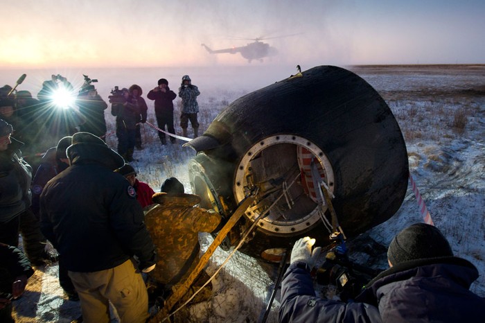 Nhân viên hỗ trợ của Nga giúp các thành viên trong phi hành đoàn của chuyến bay Expedition 29 rời khỏi tàu Soyuz TMA-02M sau khi đáp an toàn.