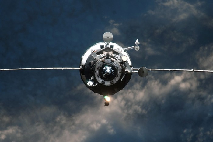 Một thiết bị tái cung cấp để phát triển trạm ISS không có người lái đang tiến đến trạm vũ trụ, mang theo tổng cộng 2 tấn hàng hoá, bao gồm thức ăn, nước, khí ôxy, các linh kiện và thiết bị thử nghiệm. Ảnh chụp ngày 12/01/2012.