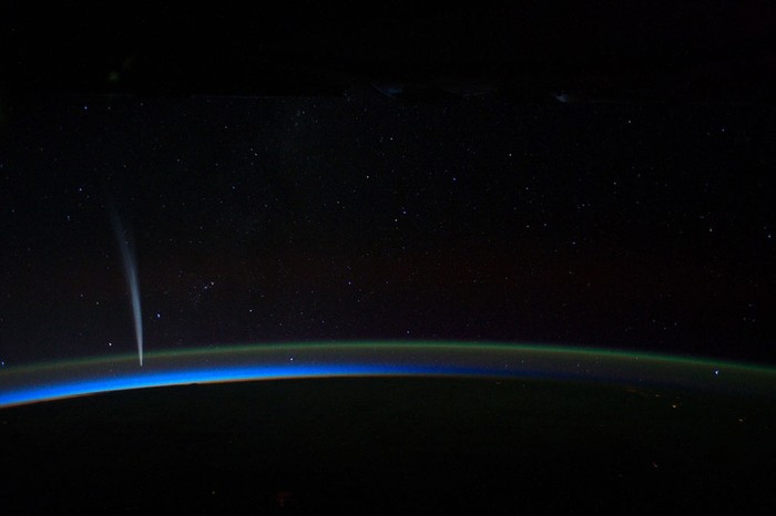 Sao chổi Lovejoy bay gần đường chân trời của trái đất trong đêm tối, ảnh chụp bởi chỉ huy tàu Expedition 30 Dan Burbank, trên trạm ISS, 21/12/2011.
