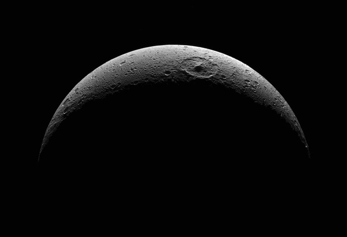 Hình dáng nhìn thấy ở dạng lưỡi liềm của mặt trăng Dione, bay quanh Sao Thổ, chụp ngày 12/12/2011.