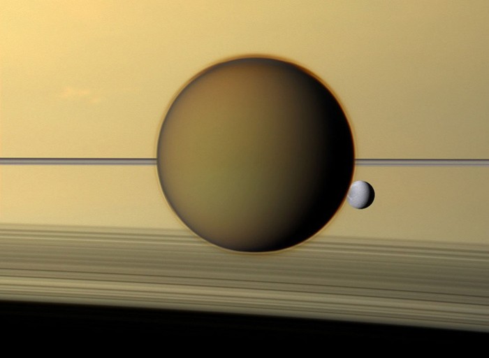 Mặt trăng lớn thứ tư của Sao Thổ, Dione, nhìn qua lớp bụi mờ của mặt trăng lớn nhất quay quanh Sao Thổ là Titan.