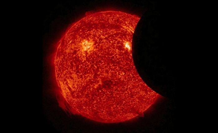 Hiện tượng nhật thực một phần nhìn từ không gian, 21/02/2012, khi mặt trăng bay vào khoảng giữa tàu quan sát mặt trời SDO của NASA và mặt trời.