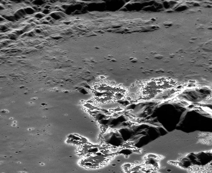 Ngày 05/12/2011, tàu vũ trụ MESSENGER của NASA bay quanh quỹ đạo của Sao Thuỷ và gửi về tấm ảnh chụp phần đỉnh giữa của miệng núi lửa Eminescu. Miệng núi lửa Eminescu có đường kính rộng 125 km, và mới được đặt tên gần đây để vinh danh nhà thơ Eminescu của Romania.