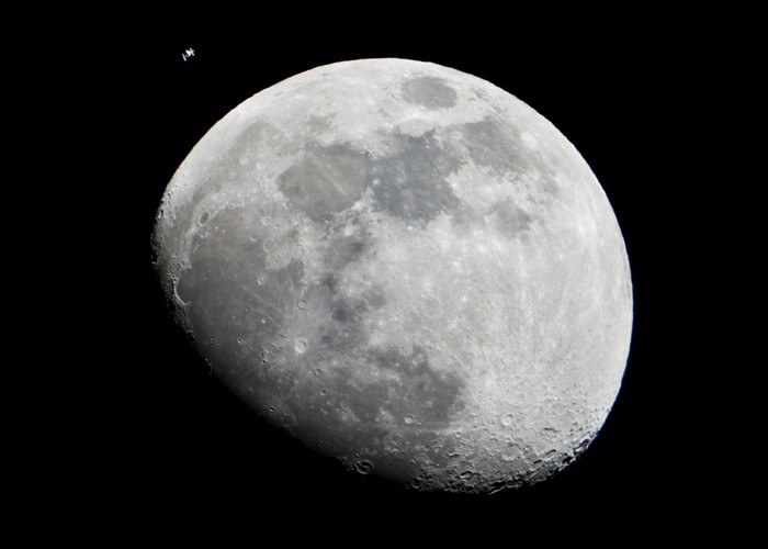 Trạm vũ trụ ISS (ở góc trên bên trái) bay qua mặt trăng, chụp từ Houston, Texas, 04/01/2012. Trạm ISS bay theo quỹ đạo có độ dài 390km với 6 phi hành gia bên trong.