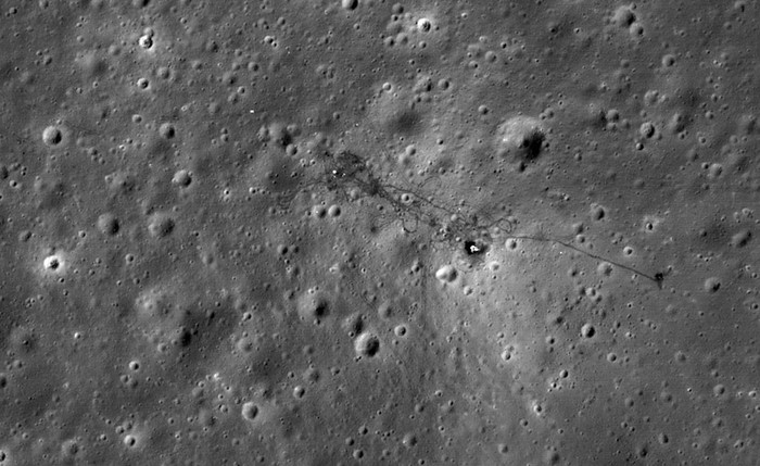 Ảnh chụp bề mặt của mặt trăng, nơi con tàu Apollo 15 hạ cánh, từ tàu bay quanh quỹ đạo mặt trăng Lunar Reconnaissance vào ngày 06/11/2011. Tàu Apollo 15 là sứ mệnh thứ 9 trong chương trình vũ trụ Apollo, và là lần thứ tư con người đặt chân lên mặt trăng, 30/07/1971. Chỉ huy David Scott và phi công module đổ bộ (Lunar Module) James Irwin đã trải qua 3 ngày trên mặt trăng, trong đó phần lớn thời gian là ở trong chiếc xe tự hành LRV-1, nó đã đưa họ đi qua quãng đường 27,76km trên bề mặt của mặt trăng. Trong bức ảnh trên, vị trí hạ cánh của tàu Apollo 15 là nằm ở giữa, hơi lệch về bên phải, với một điểm trắng. Những đường màu đen về phía bên phải dẫn đến vị trí của LRV-1, nó vẫn còn trên mặt trăng.