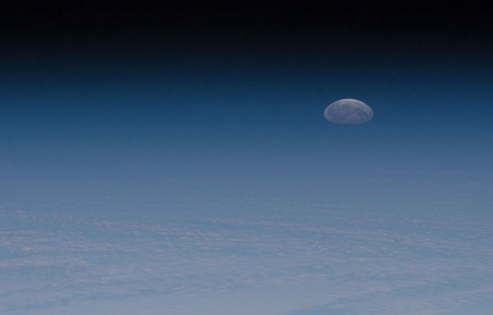 Mặt trăng lặn dần sau trái đất, nó bị biến dạng khi nhìn qua bầu khí quyển của trái đất từ trạm vũ trụ ISS, 09/01/2012.