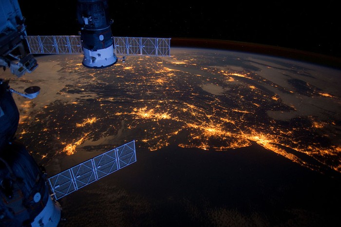 Khung cảnh ban đêm nhìn từ trạm ISS xuống khu vực bờ biển Đại Tây Dương nước Mỹ, 06/02/2012.