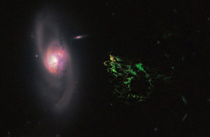 10. Luồng khí màu xanh ma quái Hanny's Voorwerp đang trôi đến gần một thiên hà xoắn. Đây mới chỉ là hình ảnh chụp một phần của luồng khí dài 300.000 năm ánh sáng xung quanh dải ngân hà IC 2497 này. Hanny's Voorwerp có màu xanh vì nó được chiếu sáng bởi một chùm sáng từ trung tâm dải thiên hà phía trên. Hubble đã chụp được một chùm sao là vùng màu vàng cam ở phía mũi của Hanny's Voorwerp.