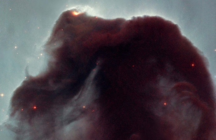 11. Tinh vân đầu ngựa còn được biết đến với cái tên Barnard 33, là một đám khí đen, lạnh và bụi, đối nghịch với tinh vân lấp lánh IC434. Vùng sáng trên đỉnh góc trái là một ngôi sao trẻ bị bao vây bởi làn khói bụi. Tuy nhiên những bức xạ từ ngôi sao nóng này đang ăn mòn dần đám khói đen. Phía trên đầu cũng đang được điêu khắc bởi bức xạ từ một ngôi sao lớn nằm trong phạm vi quan sát và tình cờ tạo thành hình giống đầu ngựa. Hình dạng bất thường của tinh vân này đã được phát hiện lần đầu tiên vào năm 1800.