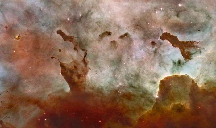 13. Những đám mây đen trôi trong cảnh quan giống trong mơ của tinh vân Carina Nebula đã được tạo thành bởi gió thổi từ ngoài vào và bức xạ cực tím từ nhiều ngôi sao ma quái. Trong quá trình hình thành, những ngôi sao này sẽ tách nhỏ vật chất xung quanh và tạo ra các ngôi sao nhỏ.