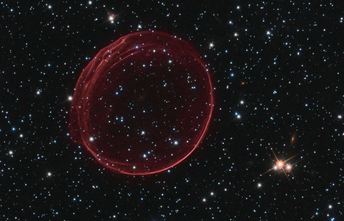 14. Một quả cầu khí tinh tế trôi nhẹ nhàng vào không gian. Đây là kết quả của chất khí khi bị chấn động mạnh từ một siêu tân tinh. Với tên gọi SNR 0509-67,5, quả bong bong này là vết tích còn sót lại của vụ nổ sao mạnh trong dải thiên hà Large Magellanic Cloud (LMC),cách trái đất 160.000 năm ánh sáng. Những gợn sóng trên bề mặt quả cầu này có thể là do sự biến đổi nhẹ giữa mật độ khí giữa các ngôi sao với môi trường xung quanh và năng lượng thúc đẩy từ bên trong của các ngôi sao.