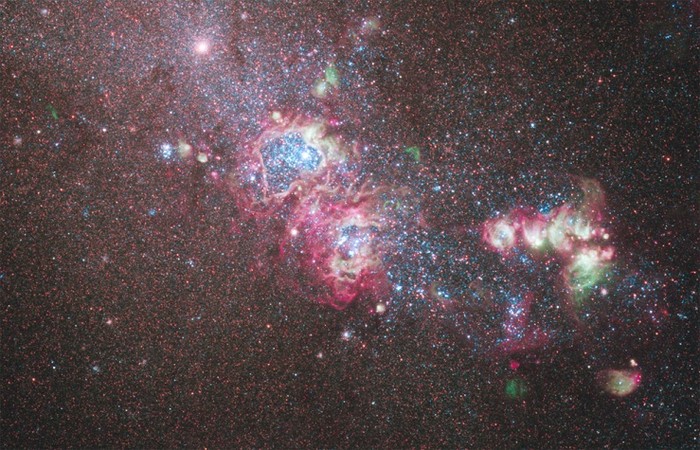 16. Đây là hình ảnh đầy đủ của giải thiên hà lùn NGC 4214 rực rỡ màu sắc . Hình ảnh này cho thấy một chuỗi các bước trong quá trình hình thành và tiến hóa các ngôi sao cũng như chòm sao, tất nhiên là cả những luồng khí phát sáng xung quanh các chòm sao. Thiên hà này cách trái đất khoảng 10 triệu năm. Các nhà thiên văn cũng đã quan sát thấy những cụm sao nhiều tuổi hơn nằm rải rác xung quanh thiên hà "gây giống sao" này. Điều đó chỉ ra rằng chu kỳ tạo sao hiện thời không phải là lần đầu tiên xảy ra trong khu vực này của vũ trụ. Ngoài ra, lượng khí hyđro dồi dào của thiên hà - thành phần chính cấu tạo nên các ngôi sao - cho thấy việc sản sinh sao tại đây nhiều khả năng sẽ còn tiếp tục lâu dài trong tương lai.