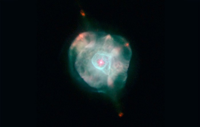 18. Đám mây này có tên là tinh vân hành tinh IC 4593. Tinh vân hành tinh được tạo thành khi các ngôi sao lột bỏ lớp vật chất bên ngoài vào không gian trong giao đoạn cuối đời. Tia cực tím từ các ngôi sao còn sót lại làm cho các vật chất phát sáng. IC 4593 nằm ở phía Bắc chòm sao Hercules, cách trái đất 7000 năm ánh sáng