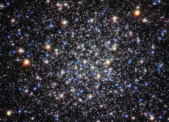19. Messier 12 hay còn gọi là NGC 6218 là một cụm sao cầu trong chòm sao Xà Phu (Ophiuchus). Messier 12 cách xa Trái Đất khoảng 16.000 năm ánh sáng và có đường kính không gian khoảng 75 năm ánh sáng. Các ngôi sao sáng nhất của Messier 12 có cấp sao biểu kiến khoảng 12. Nó là một cụm sao cầu tập hợp khá lỏng lẻo và từng có thời được coi là một cụm sao phân tán tập trung chặt chẽ. Cụm sao này có một lượng thấp bất thường các sao có khối lượng thấp. Các tác giả phỏng đoán rằng chúng đã bị ảnh hưởng hấp dẫn của Ngân Hà tách ra khỏi cụm sao