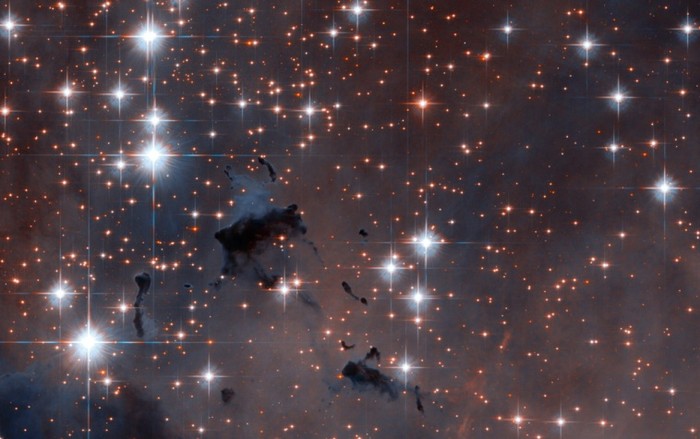 2. Bộ sưu tập những ngôi sao rực rỡ nhất Những ngôi sao rực rỡ này mang tên NGC 611, đây là một chòm sao lớn được tìm thấy cách đây hơn 5 triệu năm và cách trái đất 6500 năm ánh sáng, gồm nhiều ngôi sao đỏ, xanh lấp lánh với những quầng ánh sáng tím bao quanh các tinh vân Eagle. Chòm tinh vân này còn được gọi với cái tên Messier 16. .Vùng tối trong hình xuất hiện những vết khoang làm ngắt quãng chòm tinh tú. Những vùng nhìn mờ ảo là vùng khói bụi dày đặc làm cản trở ánh sáng đi qua.