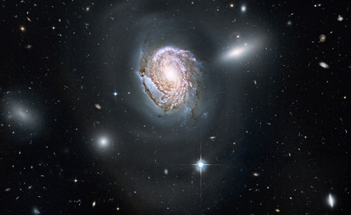 20. Hình ảnh thiên hà xoắn ốc NGC 4911, cách trái đất 320 triệu năm ánh sáng trông giống như một khuôn mặt trang nghiêm nằm giữa chòm sao Coma Cluster.